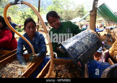 Paysans laotiens mener des opérations de contrôle de l'eau au cours d'une mission de récupération avec la Défense POW/MIA Agence Comptable (DPAA) dans la province de Khammouan, République démocratique populaire du 28 mars 2017. Les membres de l'équipe de DPAA déployés dans la région dans l'espoir de récupérer un colonel de l'US Air Force qui ont disparu pendant la guerre du Vietnam. La mission de DPAA est de fournir le plus possible notre personnel manquant à leurs familles et à la nation. (U.S. Photo de l'armée par le sergent. Jamarius Fortson) Banque D'Images