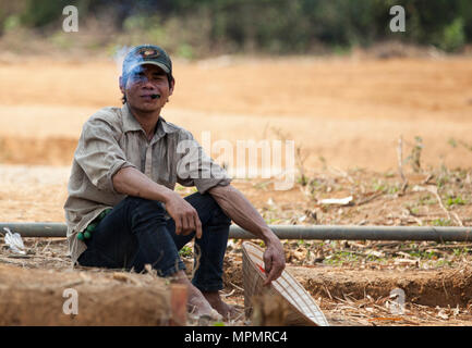 Un villageois lao prend une pause pendant les opérations de récupération avec la Défense POW/MIA Agence Comptable (DPAA) dans Ban Ka village, province de Khammouan, République démocratique populaire du 12 mars 2017. Les membres de l'équipe de DPAA déployés dans la région dans l'espoir de récupérer un colonel de l'US Air Force qui ont disparu pendant la guerre du Vietnam. La mission de DPAA est de fournir le plus possible notre personnel manquant à leurs familles et à la nation. (U.S. Photo de l'armée par le sergent. Jamarius Fortson) Banque D'Images