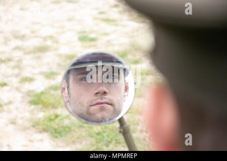 Beau REFLET DE LA DEUXIÈME GUERRE MONDIALE, officier de l'armée américaine GI dans le rétroviseur du véhicule Banque D'Images