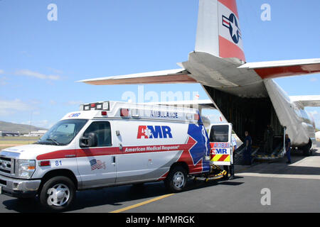 L'équipage de la Garde côtière canadienne d'aider le personnel des services d'urgence locaux dans le transport d'un patient à Queens Medical Centre à partir de la Coast Guard Air Station barbiers Point, Oahu, le 4 avril 2017. Le 74-year-old man est arrivé dans un état stable à Honolulu après avoir été évacué par un HC-130 Hercules avion à voilure fixe 1 061 miles de Atoll de Palmyra. (U.S. Photo de la Garde côtière canadienne par le maître de 3e classe Amanda Levasseur/libérés) Banque D'Images