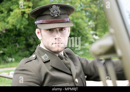 Bel officier de l'armée américaine WWII GI en uniforme véhicule militaire d'équitation Banque D'Images