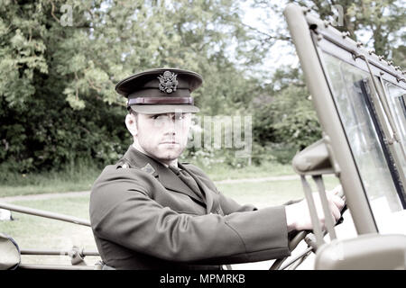 Bel officier de l'armée américaine WWII GI en uniforme circonscription Jeep Willy Banque D'Images