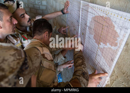 Les officiers des forces de sécurité iraquiennes pratique appelant à des tirs indirects sur une carte lors de la formation d'observateur au Camp Manion, l'Iraq, le 21 mars 2017. Les forces de la Coalition train ISF recherche avancée les aptitudes au combat pour augmenter le succès sur le champ de bataille à l'appui de la Force opérationnelle interarmées - fonctionnement inhérentes à résoudre, la Coalition mondiale pour vaincre ISIS en Iraq et en Syrie. (U.S. Photo de l'armée par la CPS. Christopher Brecht) Banque D'Images