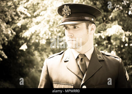 Bel officier de l'armée américaine WWII GI en uniforme à travers les bois Banque D'Images