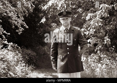 Bel officier de l'armée américaine WWII GI en uniforme à travers les bois Banque D'Images