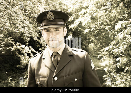 Bel officier de l'armée américaine WWII GI en uniforme à travers les bois Banque D'Images