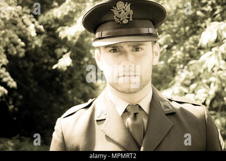 Bel officier de l'armée américaine WWII GI en uniforme à travers les bois Banque D'Images