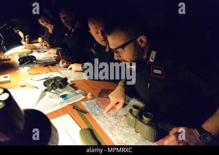 Les carabiniers italiens du 7e régiment 'Laives' à Bolzano mènent une formation avec le système d'entraînement aux incendies (CFFT) à Caserma Ederle, Vicence, Italie, le 4 avril 2017. Le personnel a utilisé l'équipement RTSD Sud de l'armée américaine pour renforcer la coopération bilatérale et accroître l'efficacité des opérations conjointes. La formation a mis l'accent sur l'acquisition de cibles, les procédures de tir indirect, la communication, la prise de décision, la connaissance de la situation, coordination, engagement tactique, planification des missions, commandement et contrôle et interopérabilité avec les forces alliées. Banque D'Images