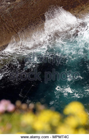 Une vue de vagues se brisant sur les rochers au large de la côte de Kerry sur un bel après-midi dans le sud-ouest de l'Irlande. Banque D'Images