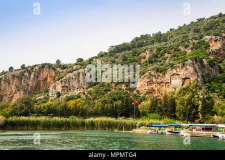 Dalyan River en Turquie avec l'des falaises abruptes et les façades vieillies de tombeaux lyciens coupé de rock, vers 400 avant J.-C.. Banque D'Images