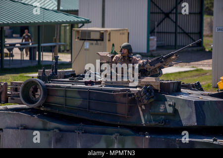 Le général John Major K. L'amour se dresse au sommet d'un M1A1 Abrams Tank à Camp Lejeune, en Caroline du Nord, le 5 avril 2017. L'amour a passé de temps à interagir avec les marins de la Compagnie Bravo, 2e bataillon de chars tout en contrôlant un réservoir et de ses divers systèmes d'armes. L'amour est le général commandant la 2e Division de marines. (U.S. Marine Corps photo par le Sgt. Anthony Mesa) Banque D'Images