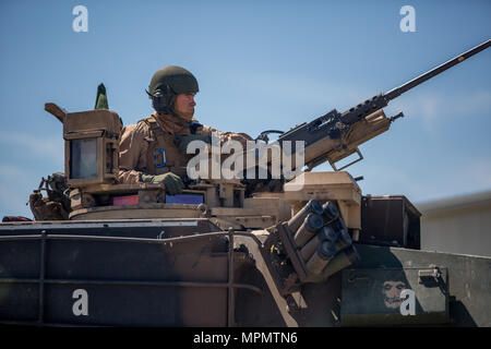 Le général John Major K. L'amour se dresse au sommet d'un M1A1 Abrams Tank à Camp Lejeune, en Caroline du Nord, le 5 avril 2017. L'amour a passé de temps à interagir avec les marins de la Compagnie Bravo, 2e bataillon de chars tout en contrôlant un réservoir et de ses divers systèmes d'armes. L'amour est le général commandant la 2e Division de marines. (U.S. Marine Corps photo par le Sgt. Anthony Mesa) Banque D'Images