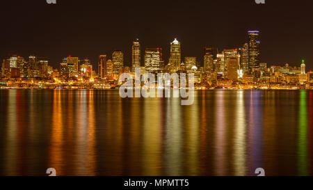 Vue de la nuit de Seattle Skyline - une vue panoramique vue de la nuit de Seattle Downtown, à la plage d'Alki traversant la baie Elliott. Washington, USA. Banque D'Images