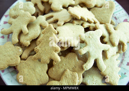 Montagne de biscuits au gingembre sur la plaque Banque D'Images