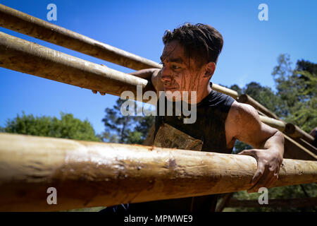 Un candidat à la progression dans le cours pendant la 2017 défenseurs de la liberté Mud Run à base aérienne de Barksdale, en Louisiane, le 1 avril. Le cours offert une variété d'obstacles conçu pour mettre à l'épreuve les compétences des concurrents, la force et l'endurance de plus de quatre milles de terrain difficile. (U.S. Air Force photo/Senior Airman Mozer O. Da Cunha) Banque D'Images