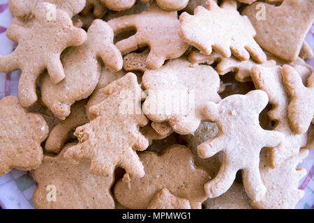 Montagne de biscuits au gingembre sur la plaque Banque D'Images