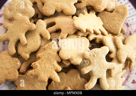 Montagne de biscuits au gingembre sur la plaque Banque D'Images