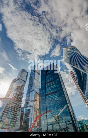 Vue de bas en haut de gratte-ciel de la ville de Moscou contre un ciel bleu avec des nuages Banque D'Images