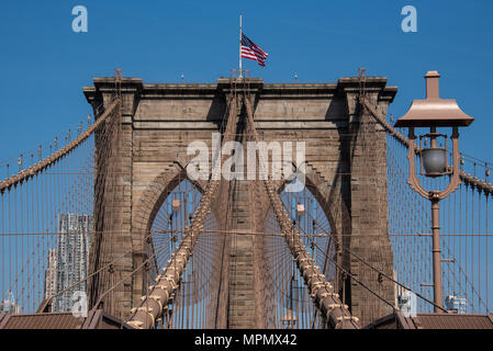 Le Pont de Brooklyn, construit entre 1869 et 1883, relie Manhattan à New York, l'arrondissement le plus peuplé de Brooklyn. Banque D'Images