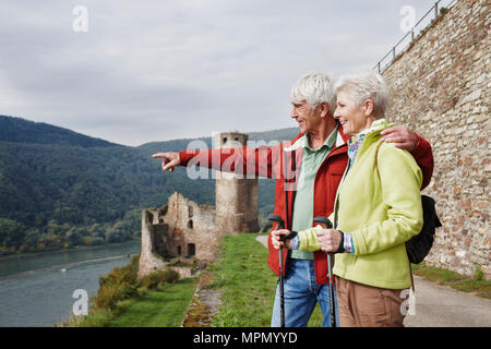 L'Allemagne, la région du Rheingau, happy senior couple looking at view Banque D'Images