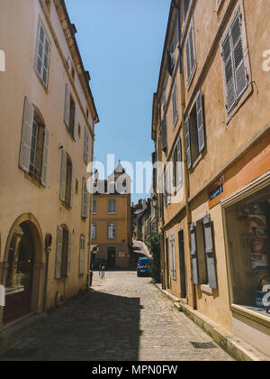 Juillet 18, 2017 France ville de Cluny, région de la bourgogne : Vieille rue étroite de la partie centrale de la ville en temps d'été chaud et ensoleillé. Banque D'Images