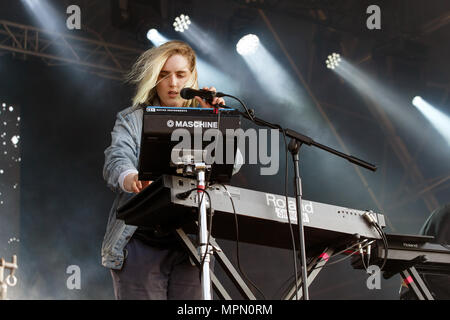 Shura live at Liverpool Sound City music festival. Alexandra Lilah Denton sur scène, Shura live, Aleksandra Lilah Yakunina-Denton en concert. Banque D'Images