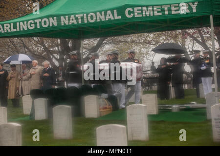 Les Marines américains avec Marine Barracks Washington porter le reste de la Marine à la retraite, le Colonel John H. Glenn Jr., lors de ses funérailles au cimetière national d'Arlington, le 6 avril 2017. Glenn est décédé le 8 décembre 2016. Glenn, était un pilote de la Marine américaine a effectué 149 missions de combat pendant la Seconde Guerre mondiale et la guerre de Corée. Il est plus tard devenu un astronaute de la NASA et a été le premier homme en orbite autour de la terre à bord du "Amitié 7" en 1962. Il a ensuite été élu au Sénat des États-Unis pour l'état de l'Ohio en 1974 et a siégé pendant quatre mandats consécutifs. (U.S. Marine Corps photo par Lance Cpl. Stephon L. McRae) Banque D'Images