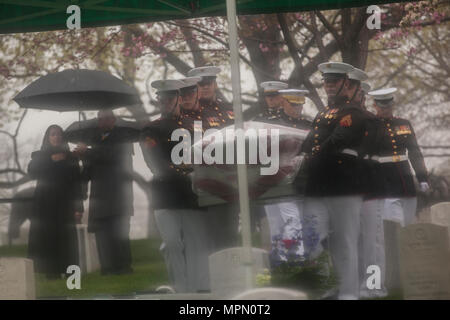 Les Marines américains avec Marine Barracks Washington porter le reste de la Marine à la retraite, le Colonel John H. Glenn Jr., lors de ses funérailles au cimetière national d'Arlington, le 6 avril 2017. Glenn est décédé le 8 décembre 2016. Glenn, était un pilote de la Marine américaine a effectué 149 missions de combat pendant la Seconde Guerre mondiale et la guerre de Corée. Il est plus tard devenu un astronaute de la NASA et a été le premier homme en orbite autour de la terre à bord du "Amitié 7" en 1962. Il a ensuite été élu au Sénat des États-Unis pour l'état de l'Ohio en 1974 et a siégé pendant quatre mandats consécutifs. (U.S. Marine Corps photo par Lance Cpl. Stephon L. McRae) Banque D'Images