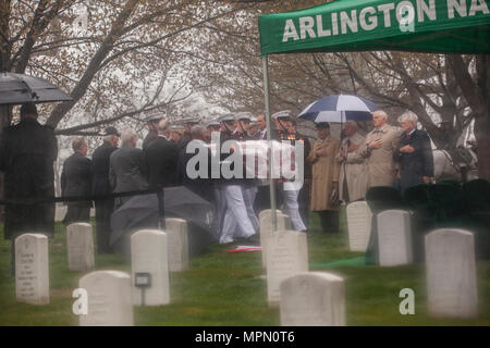 Les Marines américains avec Marine Barracks Washington porter le reste de la Marine à la retraite, le Colonel John H. Glenn Jr., lors de ses funérailles au cimetière national d'Arlington, le 6 avril 2017. Glenn est décédé le 8 décembre 2016. Glenn, était un pilote de la Marine américaine a effectué 149 missions de combat pendant la Seconde Guerre mondiale et la guerre de Corée. Il est plus tard devenu un astronaute de la NASA et a été le premier homme en orbite autour de la terre à bord du "Amitié 7" en 1962. Il a ensuite été élu au Sénat des États-Unis pour l'état de l'Ohio en 1974 et a siégé pendant quatre mandats consécutifs. (U.S. Marine Corps photo par Lance Cpl. Stephon L. McRae) Banque D'Images