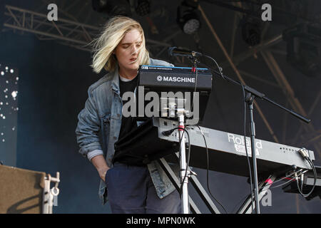 Shura live at Liverpool Sound City music festival. Alexandra Lilah Denton sur scène, Shura live, Aleksandra Lilah Yakunina-Denton en concert. Banque D'Images