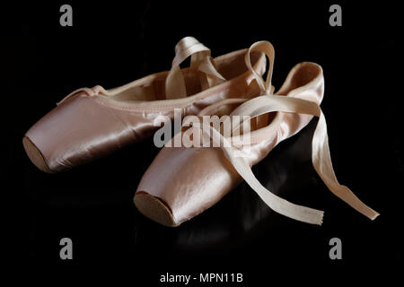 Chaussures de ballet sur la masse sombre Banque D'Images