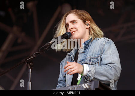 Shura live at Liverpool Sound City music festival. Alexandra Lilah Denton sur scène, Shura live, Aleksandra Lilah Yakunina-Denton en concert. Banque D'Images