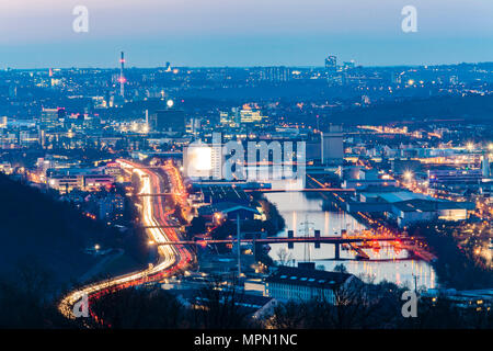 Allemagne, Bade-Wurtemberg, Stuttgart, vallée du Neckar, Neckar, zone portuaire, zone industrielle de nuit Banque D'Images