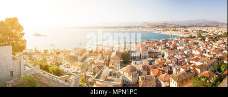 La Grèce, le Péloponnèse, l'Argolide, Nauplie, vue de la vieille ville et le château de Bourtzi Banque D'Images