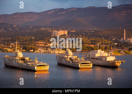 Lever de soleil sur l'ancre, mise en sommeil en navires de la Marine française à Toulon, Provence, France Banque D'Images