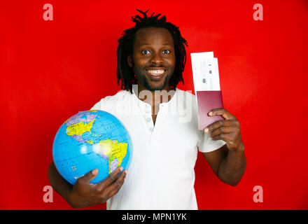 Excité et heureux homme détient un passeport, billets et world globe dans ses mains Banque D'Images