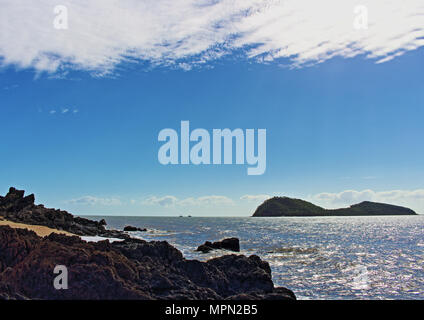 Palm Cove Beach vue de Double Island Banque D'Images