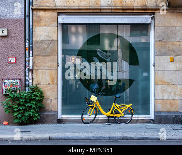 Berlin Mitte,Brunnenstrasse. Scène de rue en milieu urbain. Fenêtre d'affichage, magasin de location OFO jaune,les tuyaux de drainage, la vieille usine de gumball machine,trottoir Banque D'Images