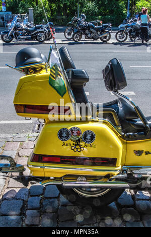 Berlin Mitte, moto détail. Honda Gold Wing vélo jaune avec logo Anti Antifa et noir casque en Bikers Démo. Banque D'Images
