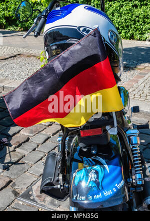 Berlin Mitte, moto détail. Vélo parqué avec casque, drapeau allemand et photo des motards à Grim Reaper Demo. Banque D'Images