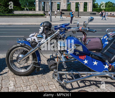 Berlin Mitte, moto détail. Vélo en stationnement bleu mascotte et dans helmetl motards aviateurs au démo. Banque D'Images
