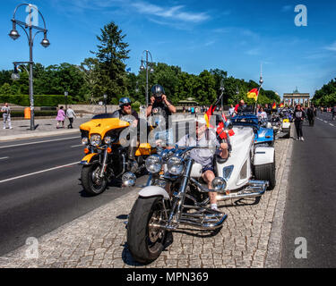 Berlin Mitte, Senior man tente trois roues à moto les motards pour l'Allemagne avec la démo. Des centaines de motocyclistes de protester contre la porte de Brandebourg Banque D'Images
