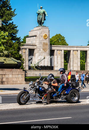 Berlin Mitte, Motor biker et passager sur trois roues à l'avant du monument commémoratif de guerre soviétique. Des centaines de motocyclistes de protester contre la porte de Brandebourg pour prote Banque D'Images