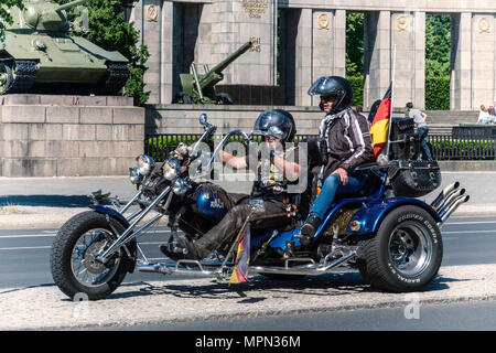 Berlin Mitte, Motor biker et passager sur trois roues à l'avant du monument commémoratif de guerre soviétique. Des centaines de motocyclistes de protester contre la porte de Brandebourg pour prote Banque D'Images