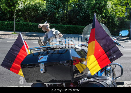 Berlin Mitte, moto détail. Vélo parqué avec peluche mascotte et drapeau allemand à motards Démo. Banque D'Images