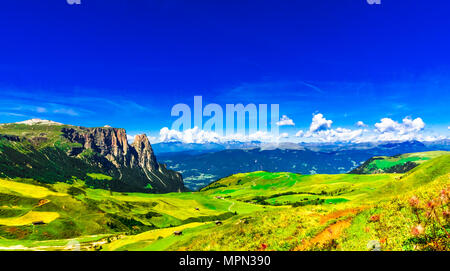 Vue panoramique sur la montagne Schlern au Tyrol du Sud - Italie Banque D'Images