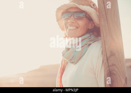 Belle caucasian woman smile profitant de la vie en plein air avec une journée ensoleillée à Ténérife. soleil sur son visage mignon portant des lunettes de soleil. transport et vacat Banque D'Images