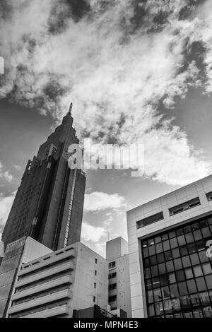 Le noir et blanc vue de la NTT Docomo Yoyogi, Shibuya, Tokyo, Japon Banque D'Images