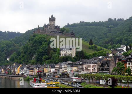 COCHEM, ALLEMAGNE - 13 mai 2018 : ville de Cochem avec Château Reichsburg, de vignes et de Moselle. Banque D'Images