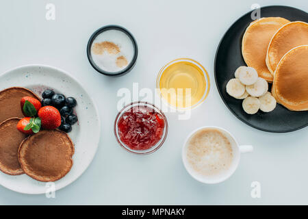 Vue de dessus le petit déjeuner pour deux avec des crêpes et du café sur tableau blanc Banque D'Images